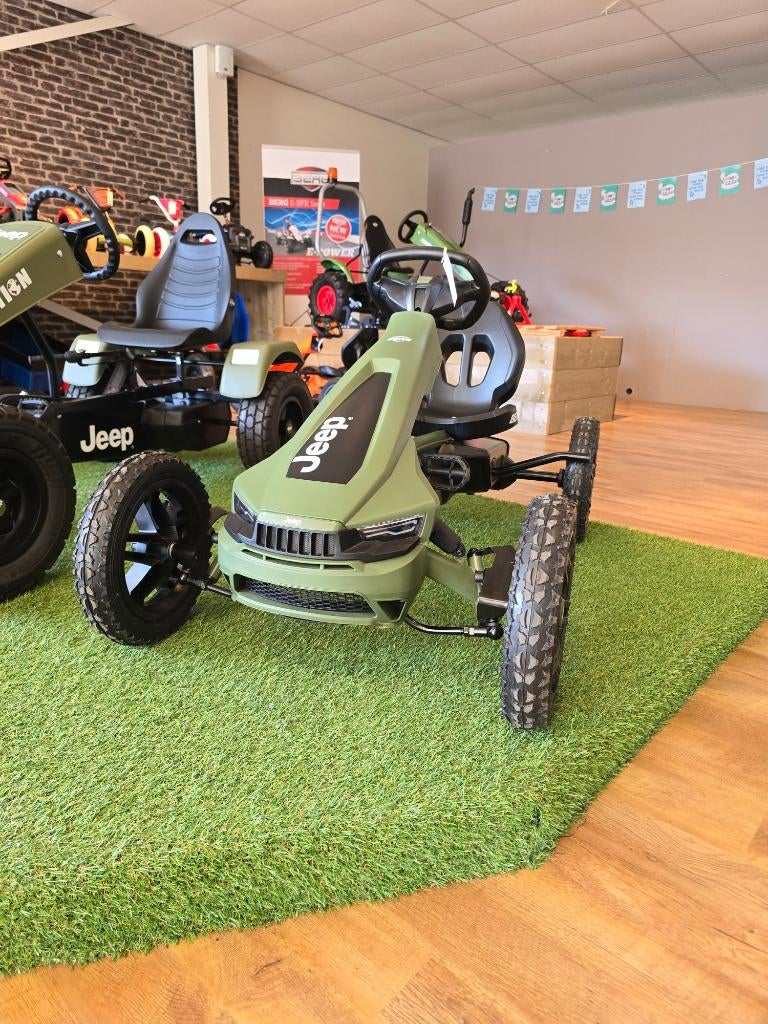 ZGAN Berg Rally Jeep cherokee met soundbox en ledlampen!!, Ophalen, ., Zo goed als nieuw, .