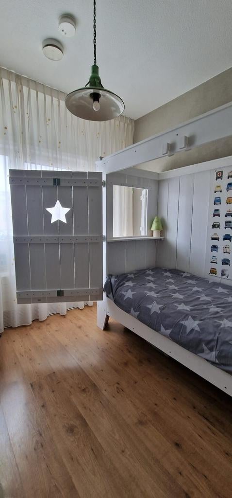 Te koop, houten bed en grote kast, Kinderen en Baby's, Kinderkamer | Bedden, Ophalen of Verzenden, 180 cm of meer, 85 tot 100 cm
