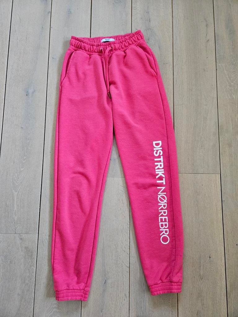 Distrikt frambose roze joggingbroek xs, Kleding | Dames, Distrikt, Overige kleuren, Ophalen of Verzenden, Zo goed als nieuw