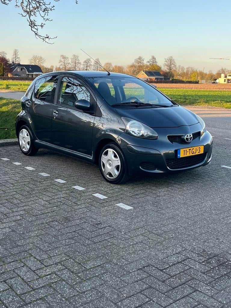 Toyota Aygo 1.0 12V Vvt-i 5DRS 2012 Grijs, Voorwielaandrijving, 4 stoelen, 68 pk, Origineel Nederlands