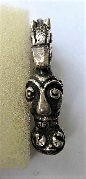 Mythsch figuur met paarden helm, antieke zilveren broche, Ophalen, Zilver, Broche