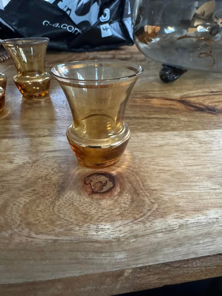 6 kleine glaasjes met goude randje, Verzamelen, Glas en Borrelglaasjes, Ophalen of Verzenden, Zo goed als nieuw, Borrel- of Shotglas
