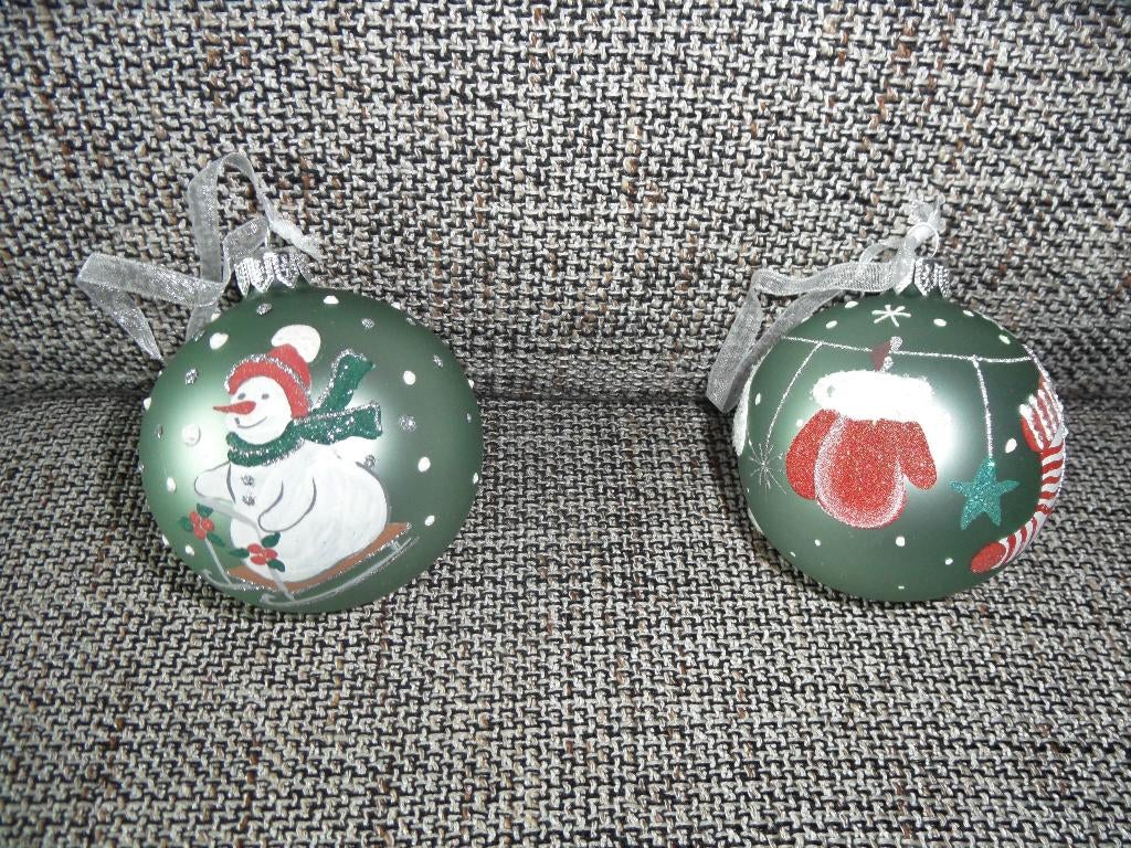 2 lichtgroene kerstballen, Diversen, Kerst, Ophalen of Verzenden, Zo goed als nieuw