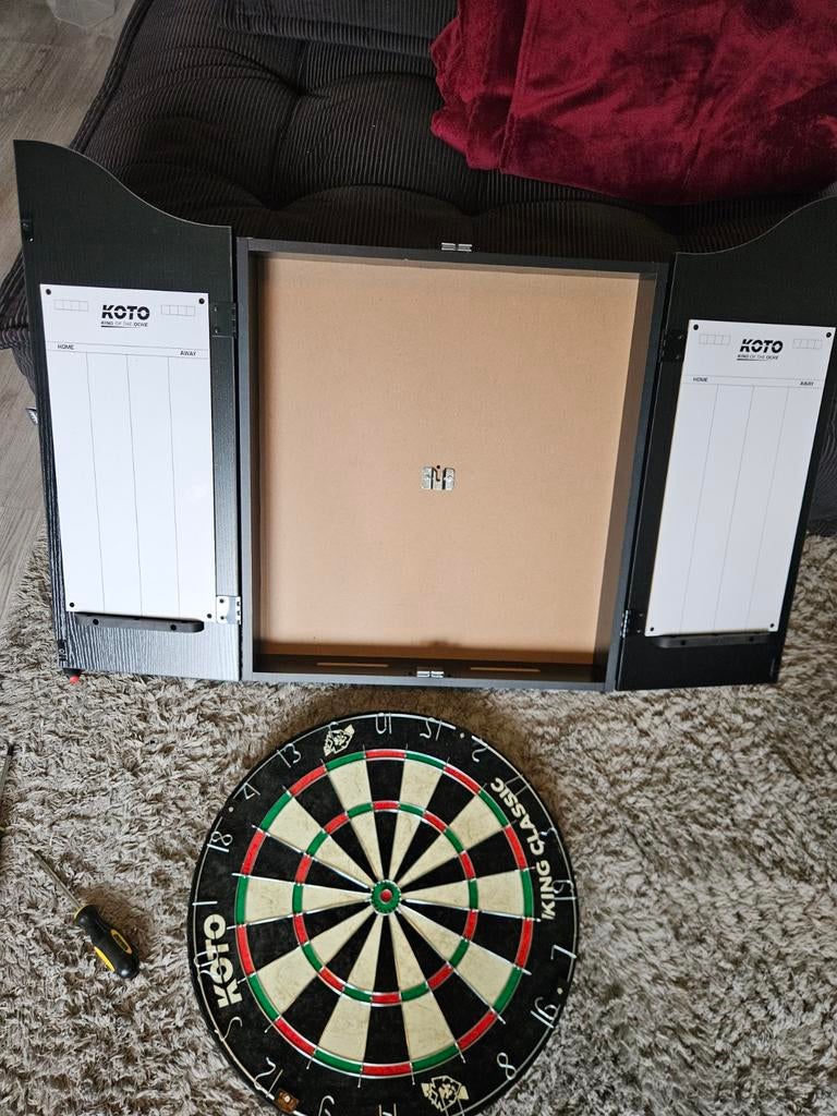 Nieuw dartbord met kast en 3 pijlen, Sport en Fitness, Ophalen, Nieuw, Dartbord