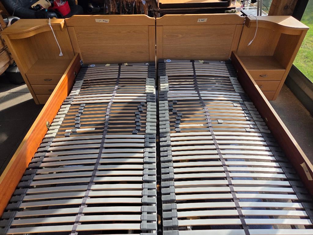 verrijdbaar en deelbaar bed met 2 nachtkastjes, Huis en Inrichting, Slaapkamer | Bedden, Ophalen, Beige, Tweepersoons, 200 cm