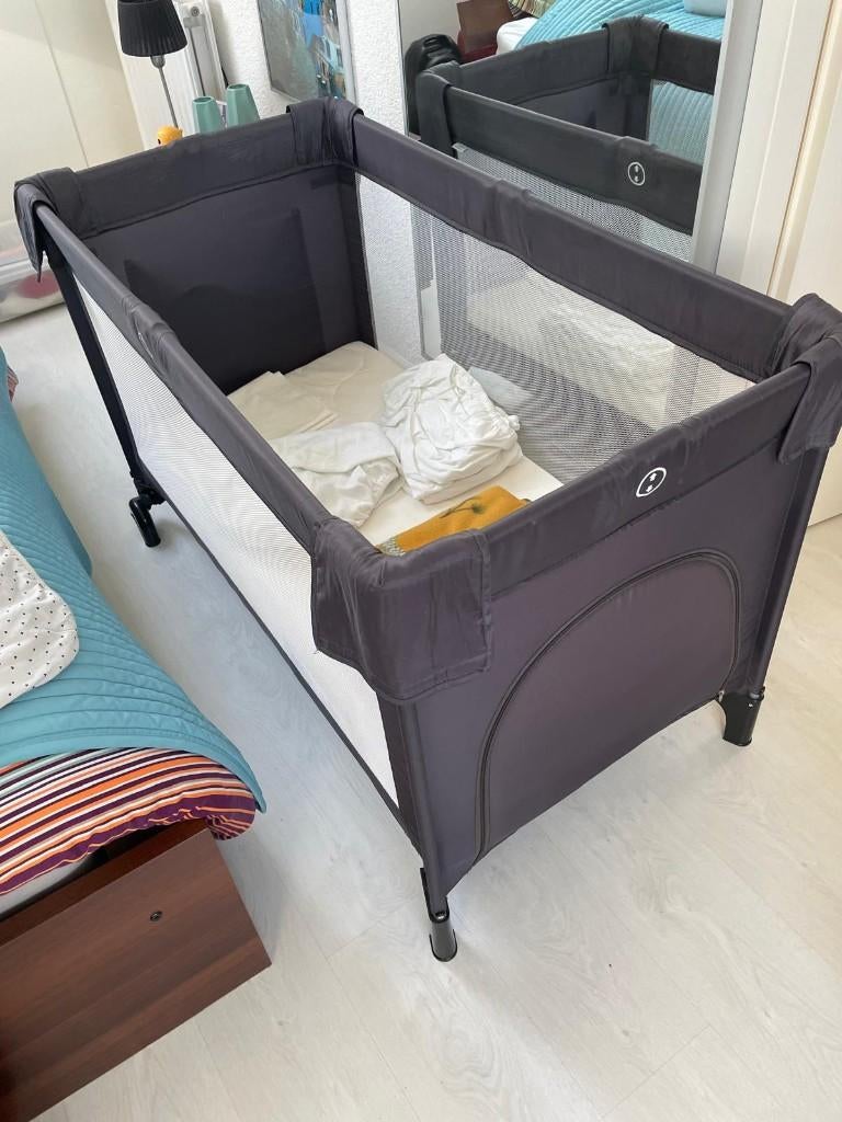 Campingbedje Cees, matrasje +hoesjes, wieltjes en luikje, Ophalen, Zo goed als nieuw, Minder dan 140 cm, Matras