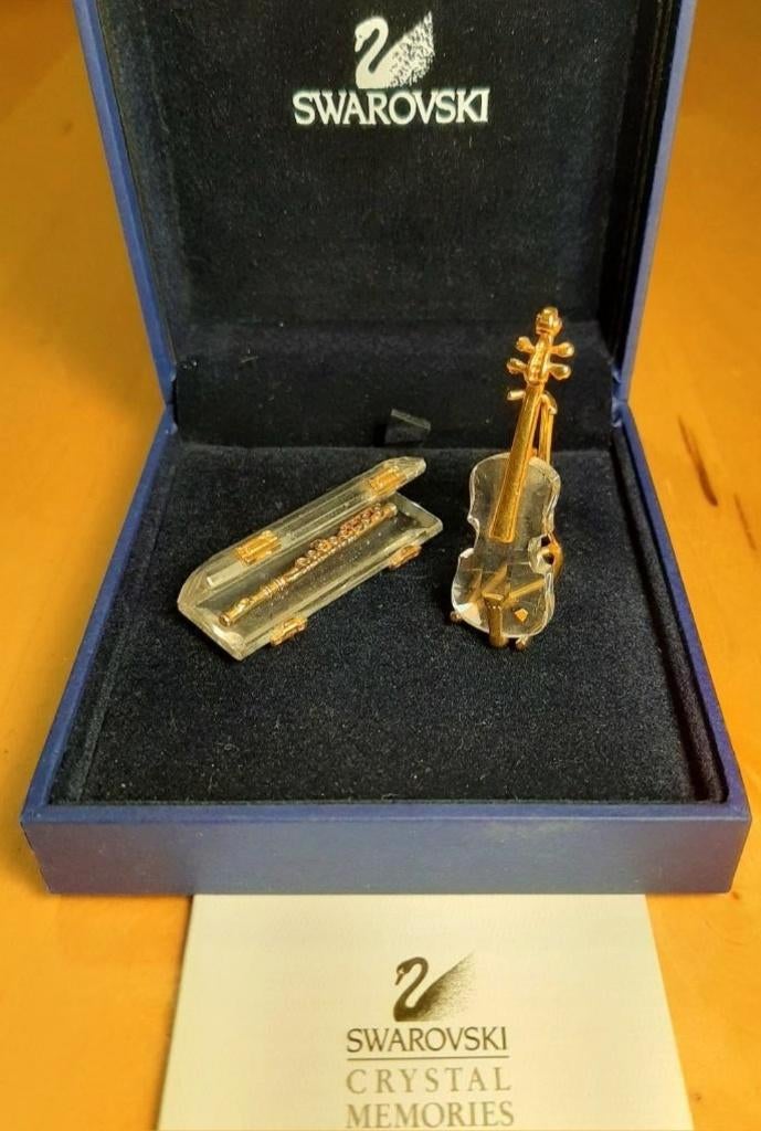 Swarovski dwarsfluit in kist en cello met standaard, Ophalen, Zo goed als nieuw, Figuurtje