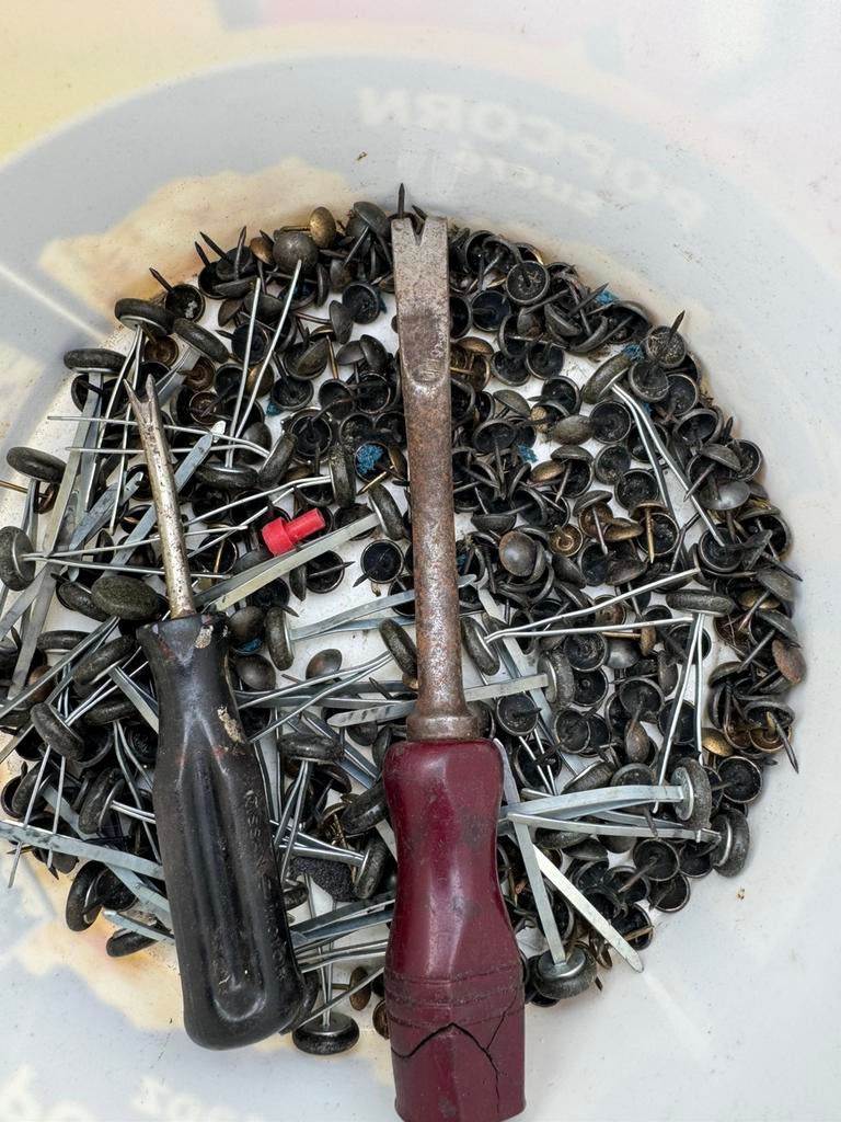 Meubelstoffeerders  gereedschap  🔴en meubel nagels, Ophalen of Verzenden, Zo goed als nieuw