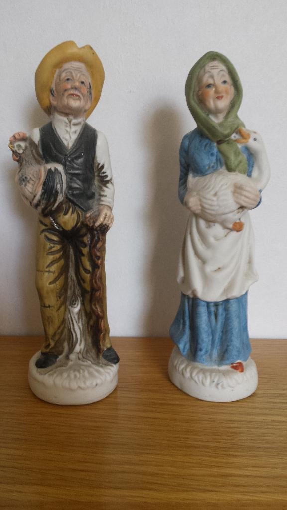2 beeldjes van een oude man en oude vrouw, Verzamelen, Beelden en Beeldjes, Ophalen of Verzenden, Gebruikt, Mens