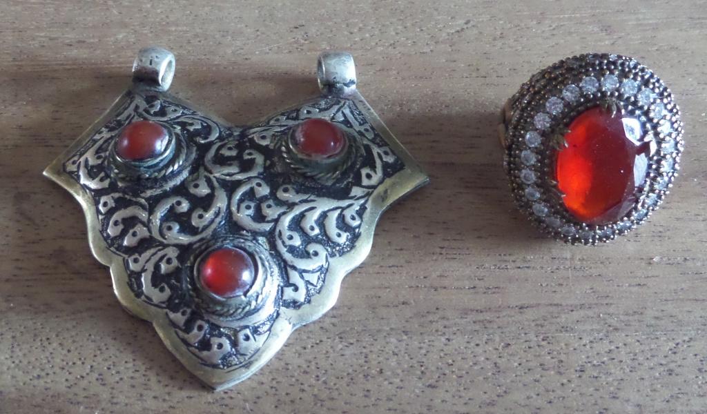 ring en hanger Afghanistan, Ophalen of Verzenden, Overige materialen, Ring, Met edelsteen