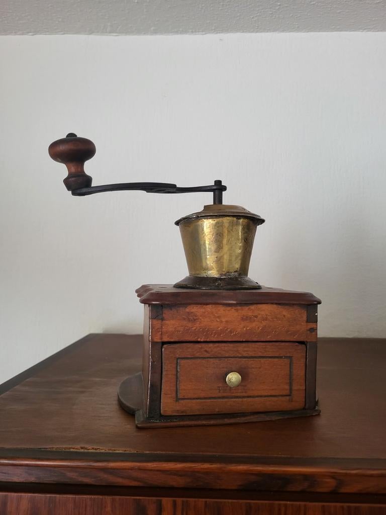Oude koffiemolen met houten behuizing en messing trechter, Antiek en Kunst, Ophalen