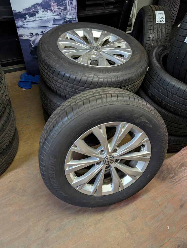 Originele Volkswagen velgen 17 inch bridgestone zomerbanden, Ophalen, Banden en Velgen, 17 inch, Personenwagen