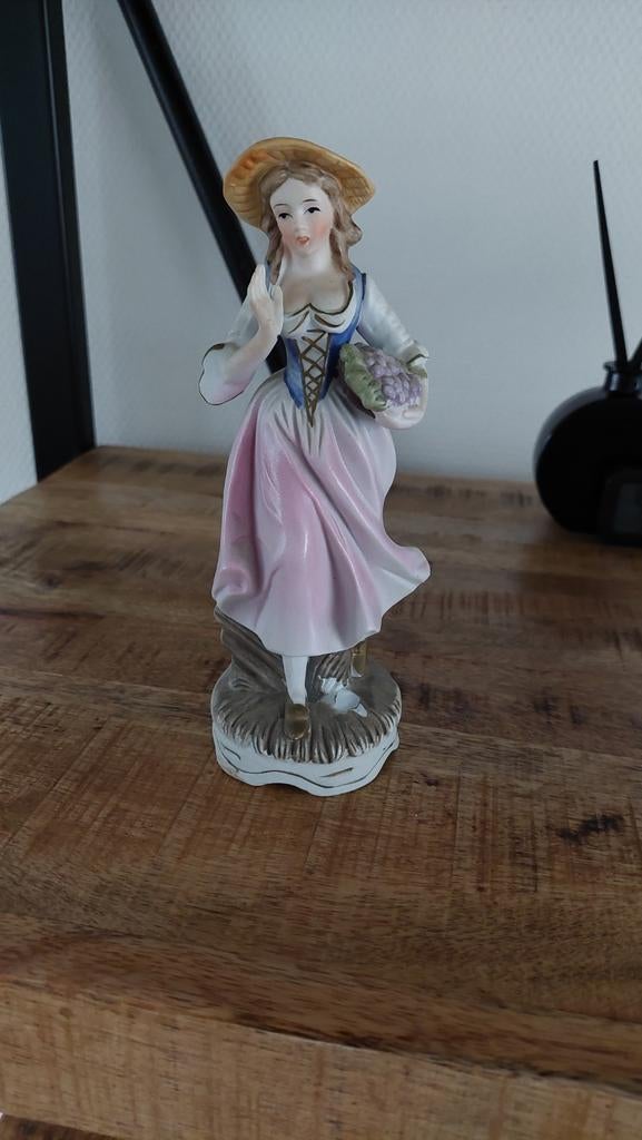 Vintage porseleinen beeldje dame met mandje, Verzamelen, Beelden en Beeldjes, Ophalen of Verzenden