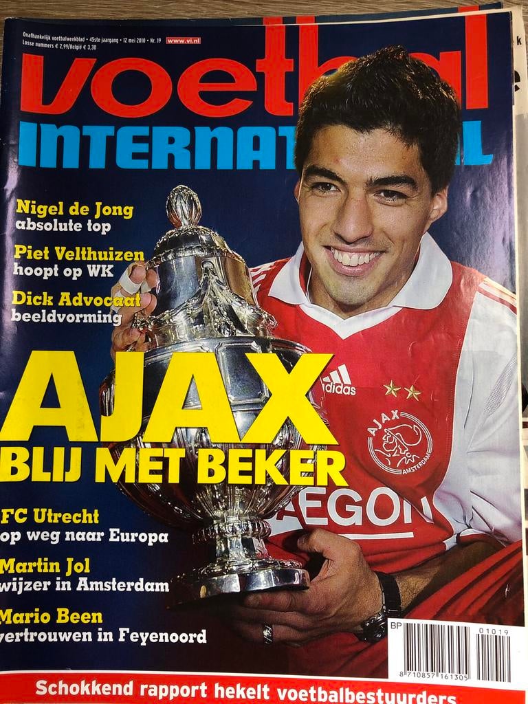 Voetbal International - Ajax Blij Met Beker (2010), Ophalen of Verzenden, Gelezen, Sport en Vrije tijd