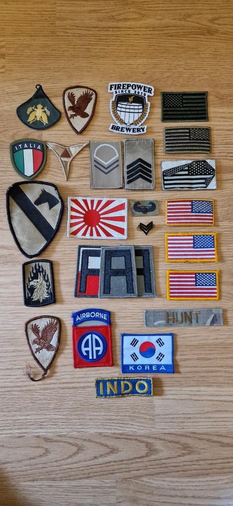 Militaire emblemen buitenland., Ophalen of Verzenden, Landmacht, Overige gebieden, Embleem of Badge
