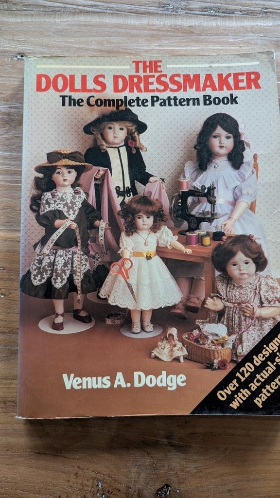 Boek The Dolls' Dressmaker, Hobby en Vrije tijd, Kledingpatronen, Ophalen of Verzenden, Kind, Overige merken