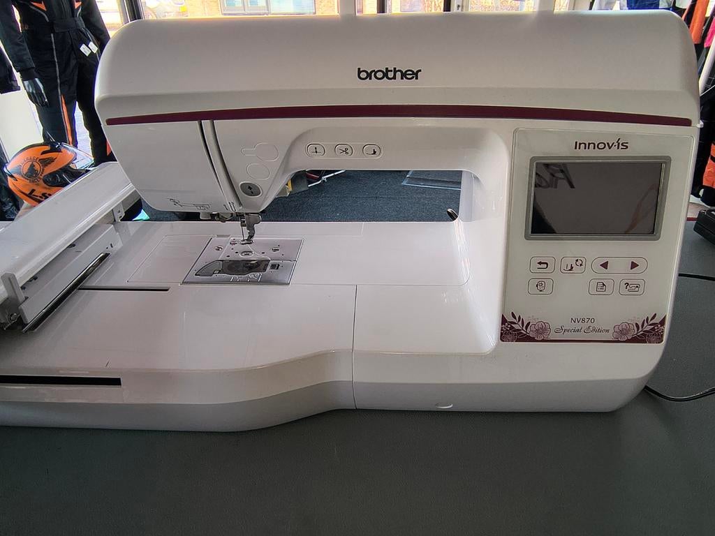 Brother Innov-is 870 Special Edition + PE Design Plus2, Ophalen, Zo goed als nieuw, Naaimachine, Brother