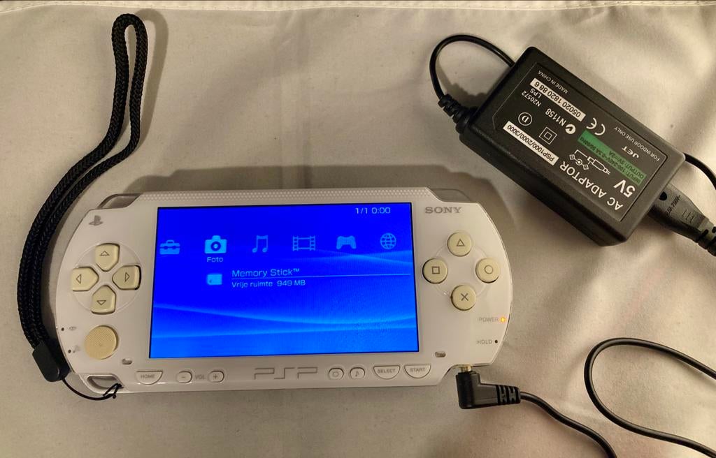 Witte Sony PSP met lader en extra accu, Spelcomputers en Games, Spelcomputers | Sony PSP, Ophalen of Verzenden, Gebruikt, Wit