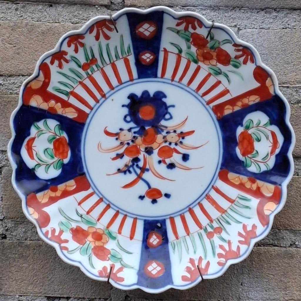 Wandbord. IMARI.  Japan. Golfpatroon. Kartelrand. 24 cm., Antiek en Kunst, Ophalen