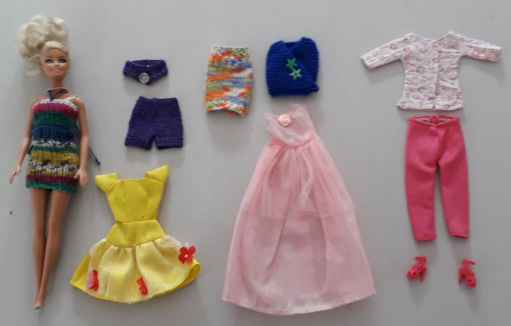Barbie, set waaronder met de hand gemaakte nieuwe kleding 01, Ophalen of Verzenden, Gebruikt, Barbie