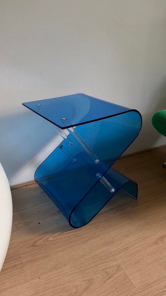Blauw plexiglas bijzettafel van Jotex - CLERMONT, 45 tot 60 cm, Gebruikt, Ophalen of Verzenden, Rechthoekig