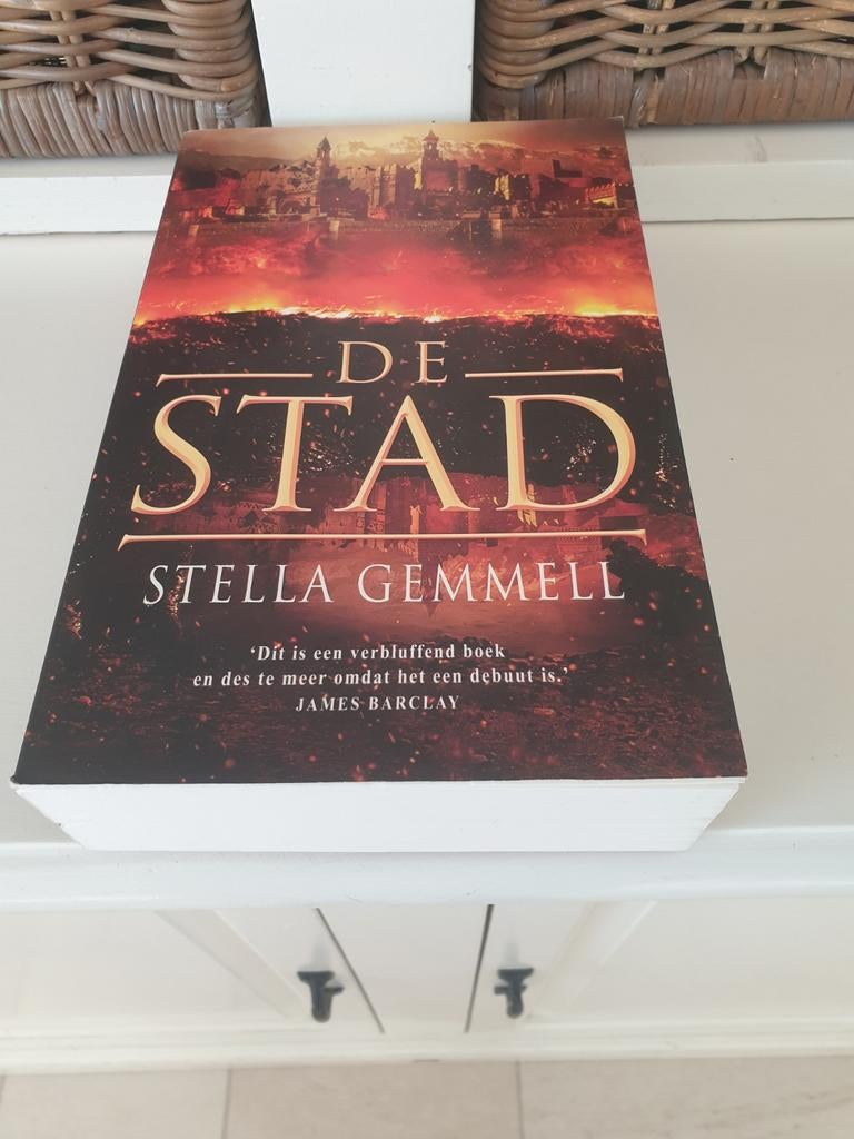 Stella Gemmell - De stad, Ophalen of Verzenden, Gelezen