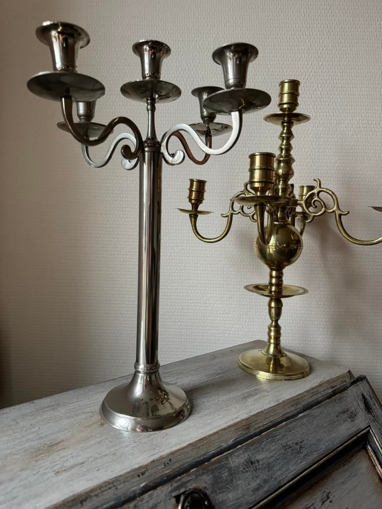 Zilverkleur 5 armige kandelaar-kaarsenstandaard, Antiek en Kunst, Antiek | Kandelaars, Ophalen of Verzenden, Overige materialen