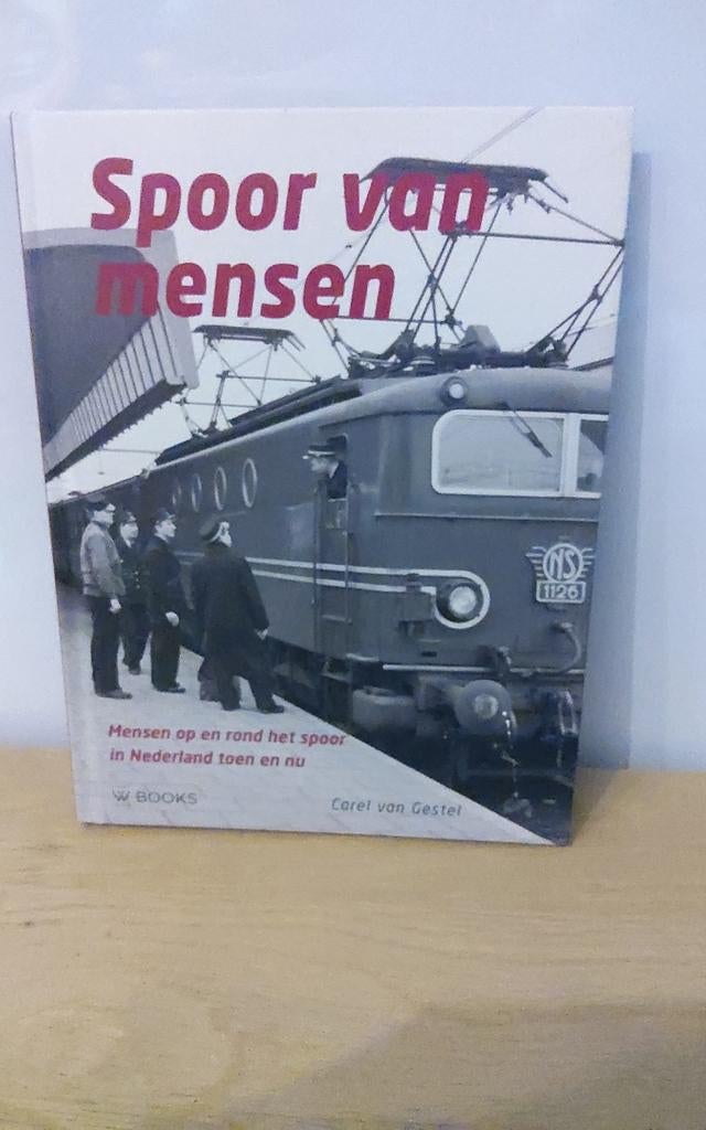 Spoor van mensen - Carel van Gestel, Verzamelen, Ophalen of Verzenden, Zo goed als nieuw, Trein, Boek of Tijdschrift
