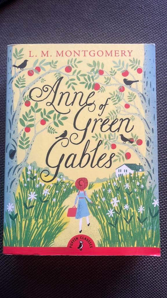 L.M. Montgomery - Anne of Green Gables / Anne with an E, Boeken, Ophalen of Verzenden, Zo goed als nieuw