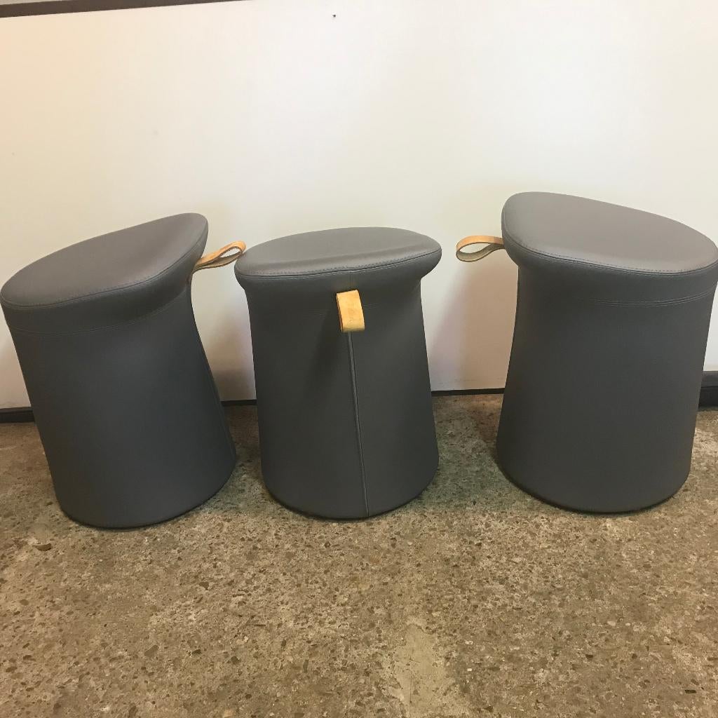 3 IZGS Artifort Lilla Lila poef kruk stoel donkergrijs, Huis en Inrichting, Rond, Minder dan 50 cm, Ophalen of Verzenden, Zo goed als nieuw