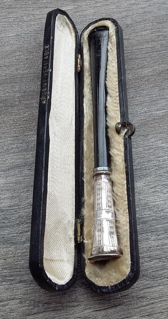 Om 1920 Sigaretten Pijp Pijpje Zwart Bakeliet met 935 Zilver