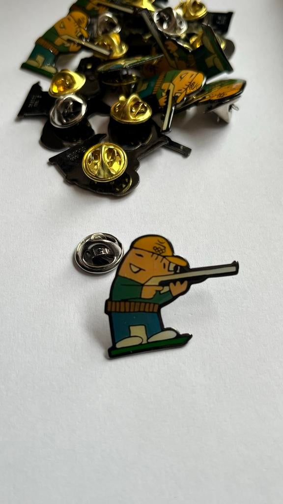 18 Pins schutter cobi : schietsport , kleiduif  - set prijs, Figuurtje, Gebruikt, Ophalen of Verzenden, Speldje of Pin