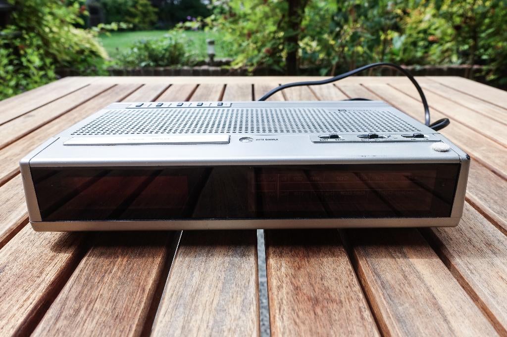 zilverkleurige Cosmel wekkerradio, Audio, Tv en Foto, Ophalen of Verzenden, Gebruikt, Radio