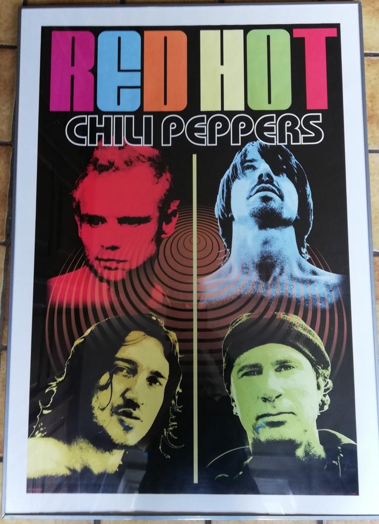 RED HOT CHILIPEPERS. 2004. Pyramid poster. 70 /100 cm., Ophalen, Zo goed als nieuw, Poster, Artwork of Schilderij