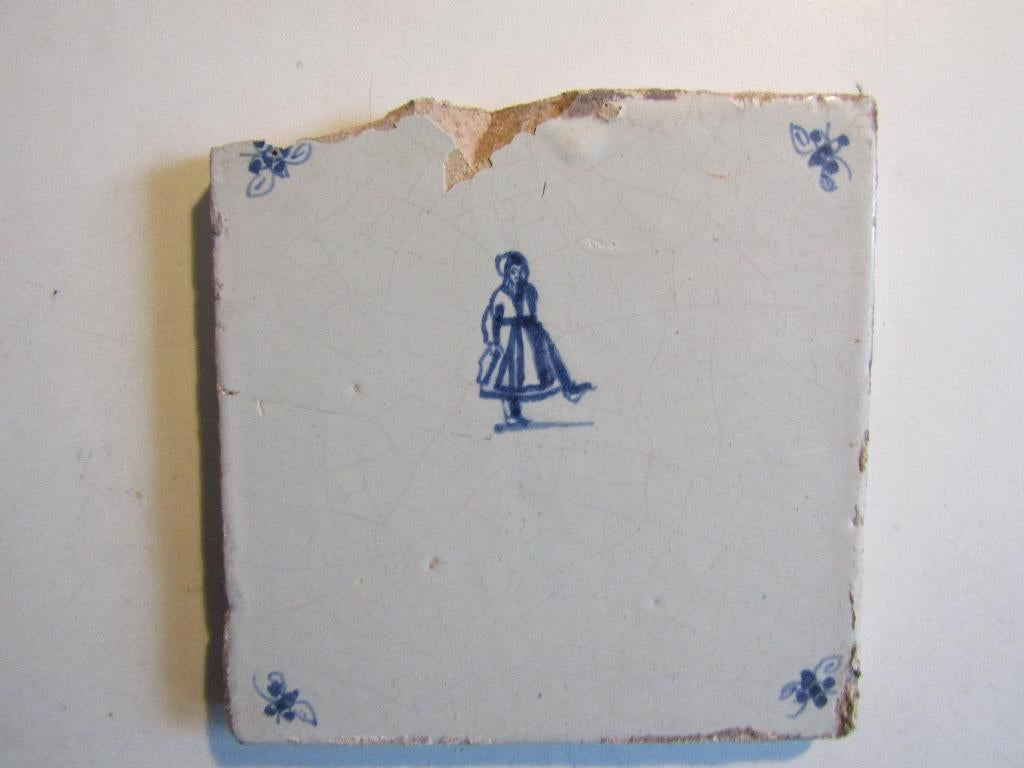 een 17e eeuwse tegel met een schaatsende dame, Antiek en Kunst, Antiek | Wandborden en Tegels, Ophalen of Verzenden