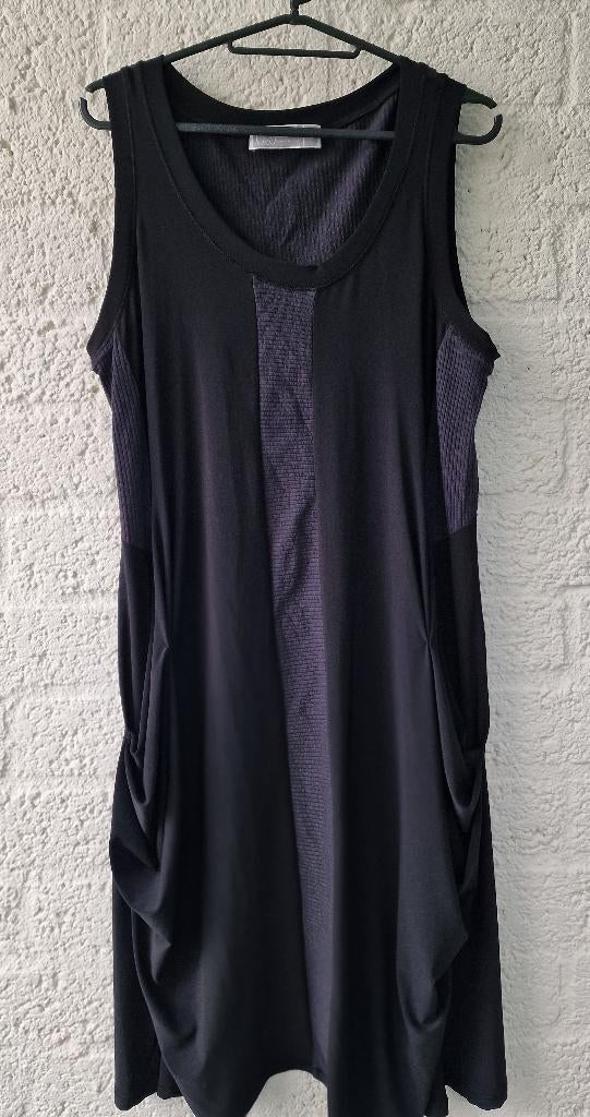 Zwarte Jurk van Deca De Vous À Nous - Staat Goed, apart M, Kleding | Dames, Jurken, Ophalen of Verzenden, Zo goed als nieuw, Zwart