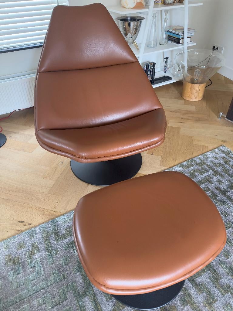 Artifort F510 fauteuil + poef - oranje leer, Huis en Inrichting, Ophalen, Zo goed als nieuw, Mid-century modern / designklassieker uit de jaren 60