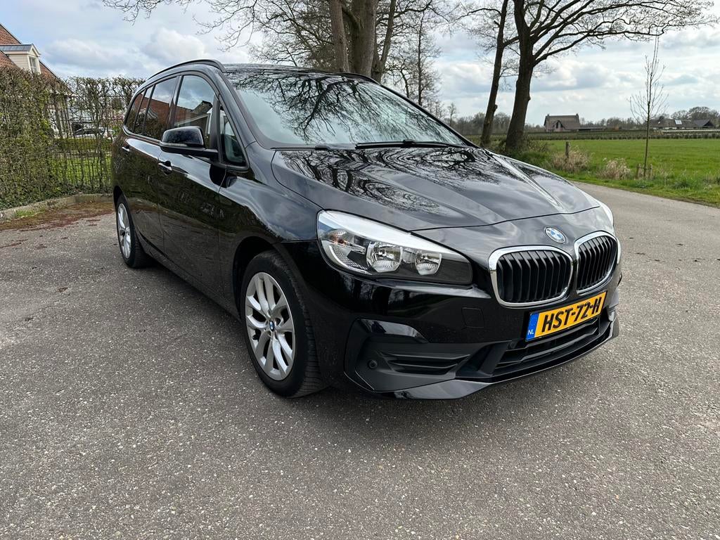 BMW 2-Serie Gran Tourer 220i 192pk Aut 7p. 2018 Zwart, Auto's, BMW, 1998 cc, Stof, 2-Serie Gran Tourer, 7 stoelen
