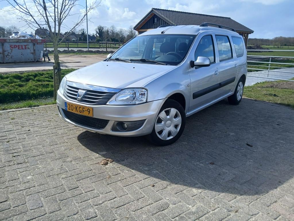 Veel auto voor weinig geld! MCV grote station met alle optie, 4 cilinders, Metallic lak, 635 kg, Logan