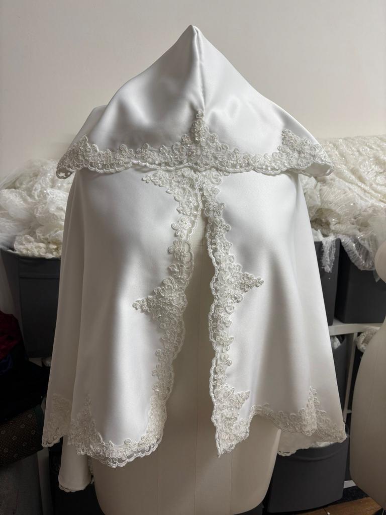 Elegante korte cape met kant en capuchon, Ophalen of Verzenden, Nieuw, Wit, Accessoires
