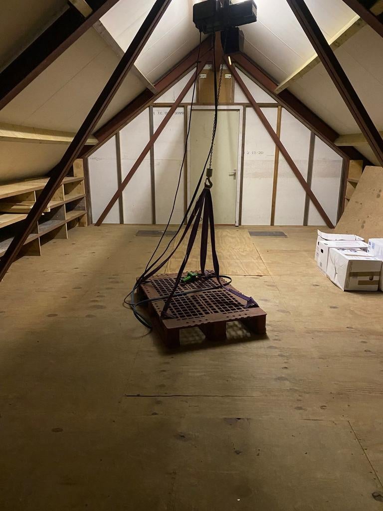 Opslagruimte op zolder te Maarheeze, Ophalen