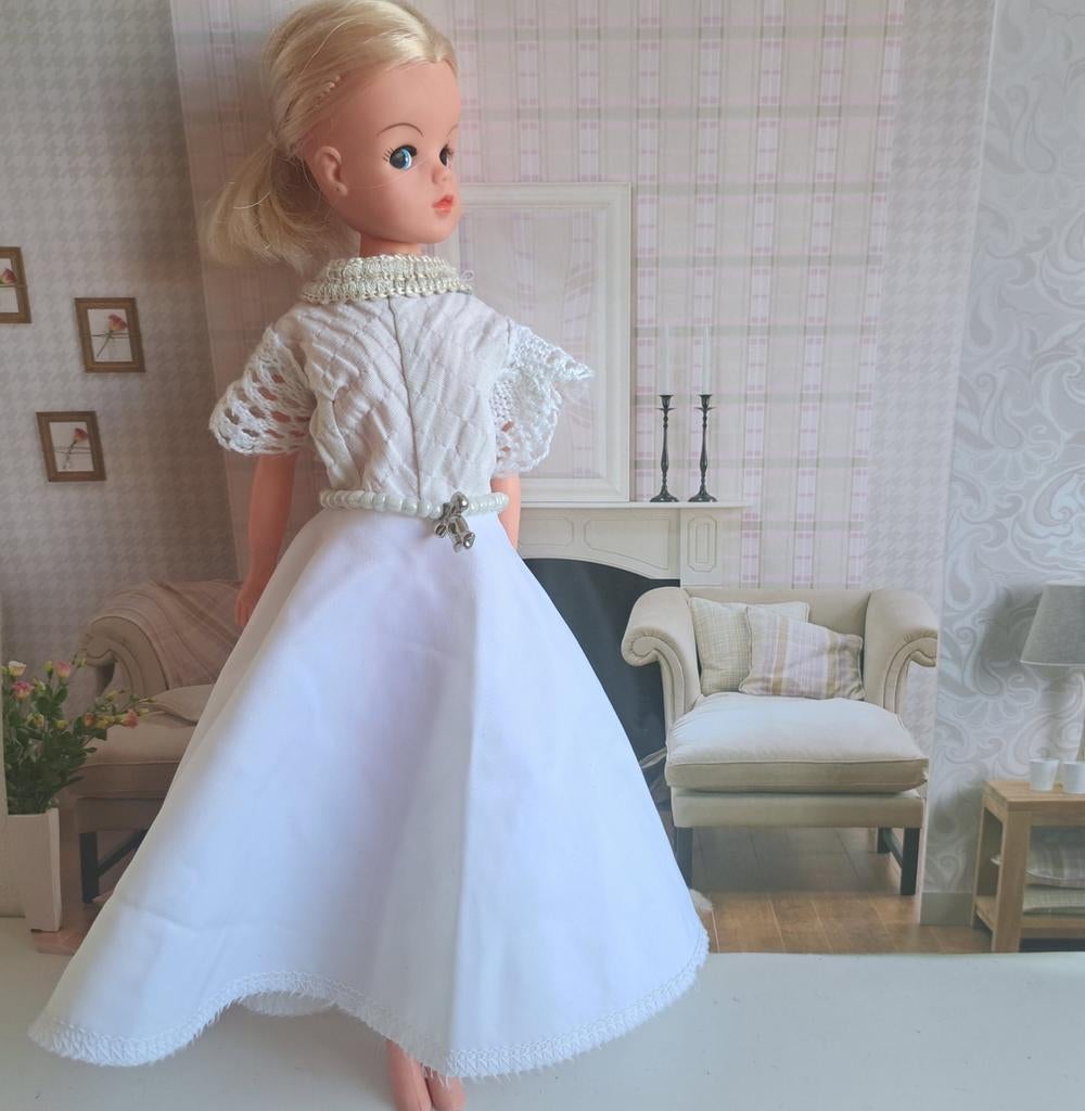 Witte zomerjurk met riem voor barbie sindy fleur excl pop, Ophalen of Verzenden, Gebruikt, Kleertjes