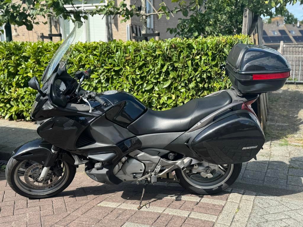 Zwarte Honda NT700v Deauville (2008)