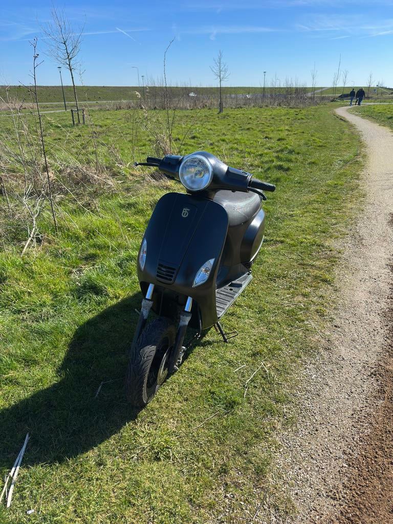 riva zwart, Fietsen en Brommers, Ophalen, Zo goed als nieuw, Benzine, Overige merken