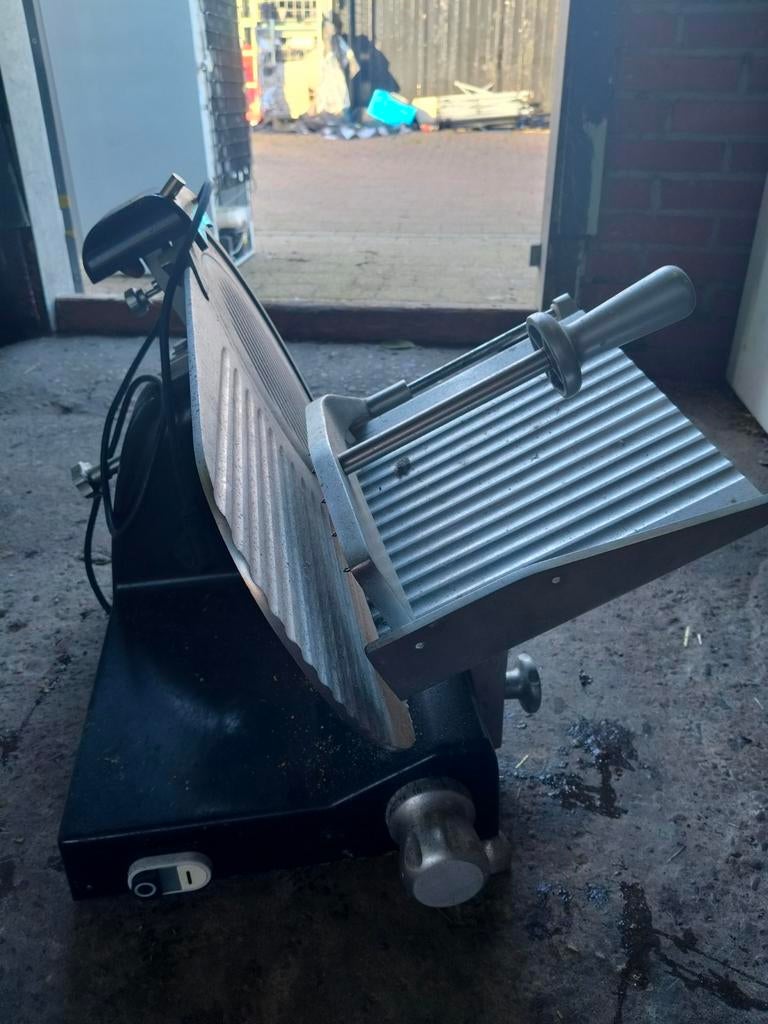 Snijmachine voor vleeswaren, Ophalen