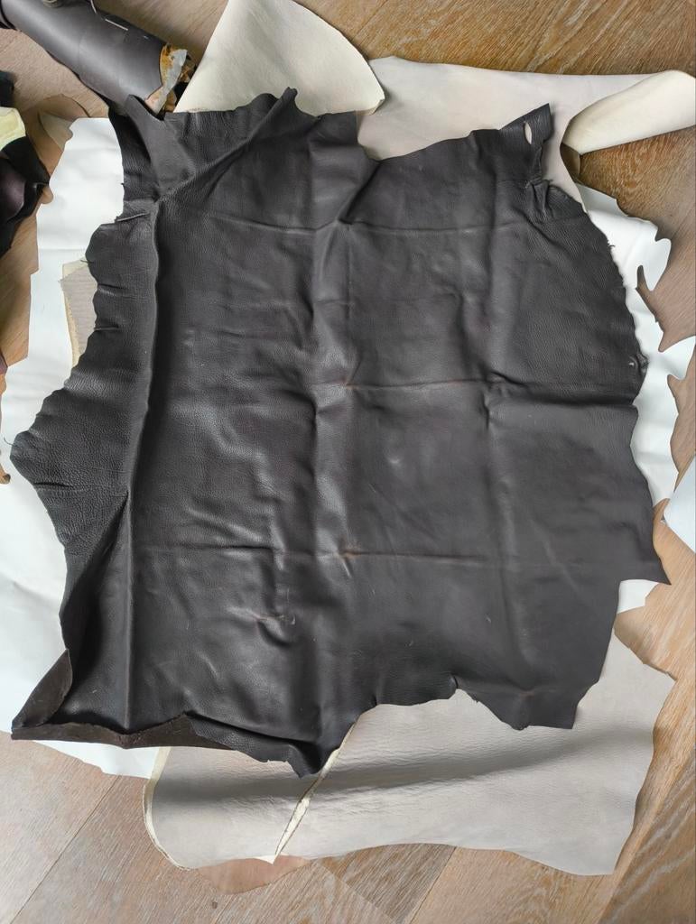 Leder lappen en resten - diverse kleuren en structuren, Hobby en Vrije tijd, Stoffen en Lappen, Ophalen, Gebruikt, Overige kleuren