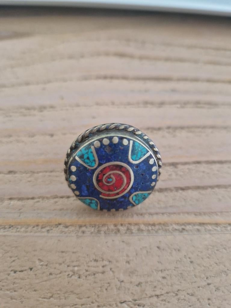 Antieke Tibetaanse ring met Lapis/koraal/turquoise, maat 17., Ophalen of Verzenden, Zilver, Ring, Met edelsteen