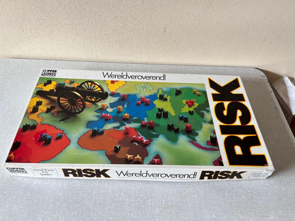 RISK van CLIPPER compleet Z.G.A.N., Hobby en Vrije tijd, Gezelschapsspellen | Bordspellen, Zo goed als nieuw, Een of twee spelers