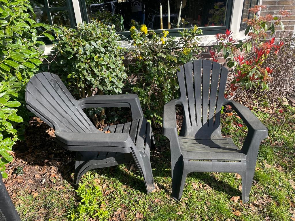 3 donkergrijze tuinstoelen, Tuin en Terras, Ophalen, Gebruikt, Kunststof, Stapelbaar