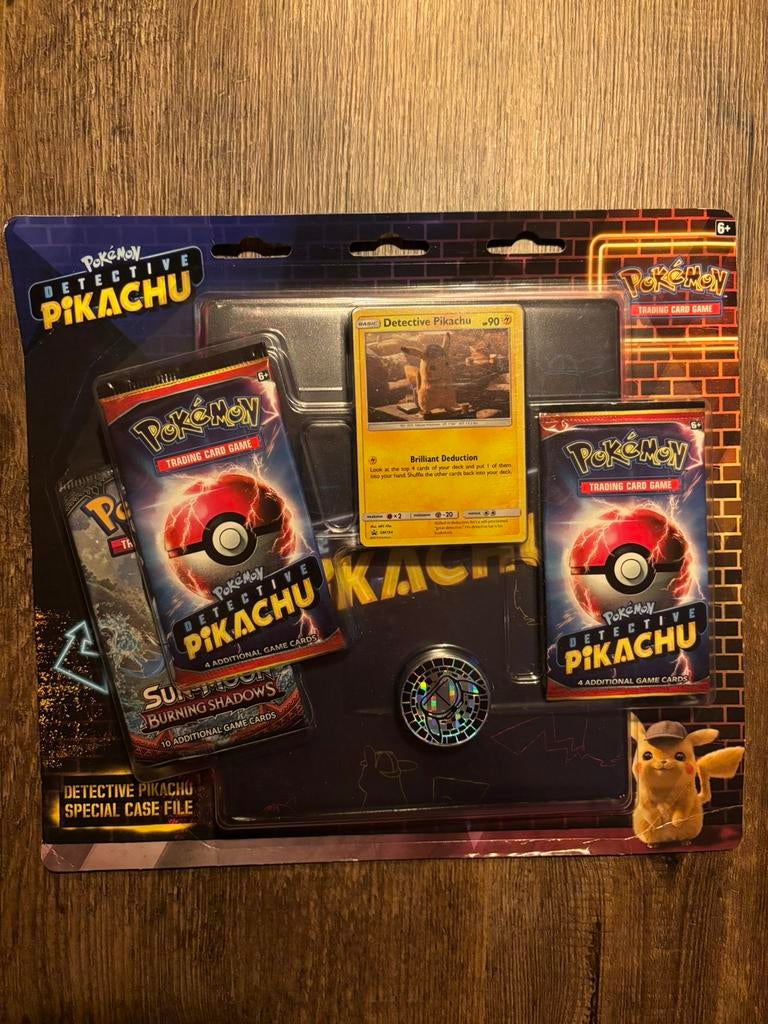 Detective Pikachu Special Case File, Hobby en Vrije tijd, Verzamelkaartspellen | Pokémon, Ophalen of Verzenden, Zo goed als nieuw